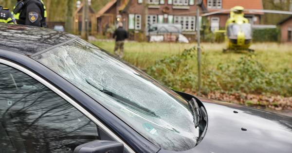 Fietsster ernstig gewond na aanrijding in Oisterwijk, auto laat flink remspoor na.