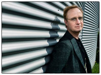 Dit is de man achter tv-hits Beau Five Days Inside en Mr. Frank Visser doet Uitspraak