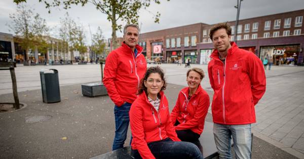 Wekelijkse koopzondag in Enschede jaar na het begin: beeld ...