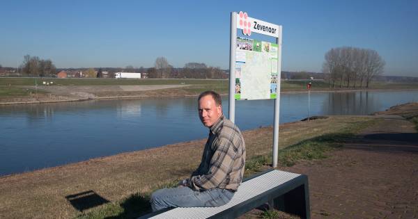 Pontbaas in Lathum is bezorgd: ‘Een fietsbrug? Dan is mijn pont niet meer nodig’