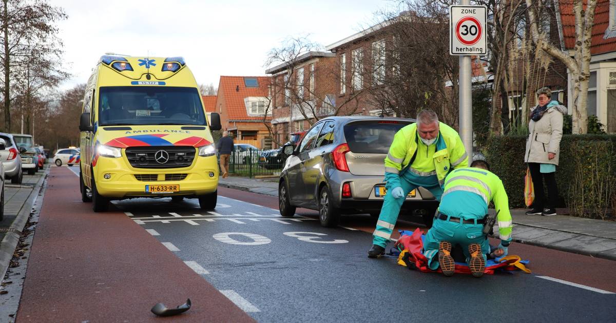 Jongen gewond na aanrijding met auto in Wateringen, met spoed naar het ziekenhuis.