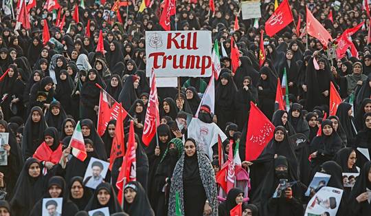 Vierde dag van uitvaart Ali Khamenei: enorme Iraanse menigte roept op tot de dood van Trump