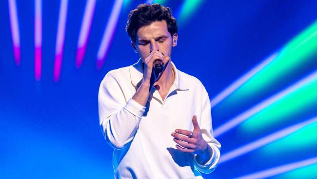 Wauw! Evert smijt zich he-le-maal met ‘Somebody to Love’