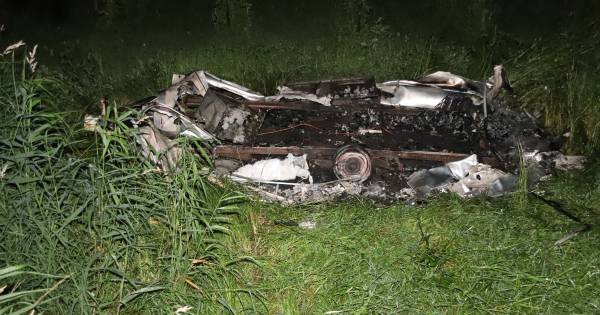 Lege caravan brandt uit in Varik