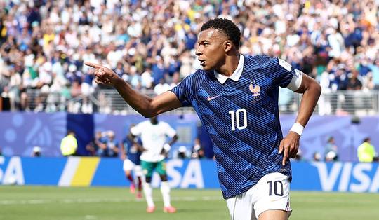 Lang onzichtbaar, uiteindelijk toch de held: Kylian Mbappé schiet Frankrijk voorbij Senegal (en zichzelf naar een record) • Messi is mede-recordschutter van WK