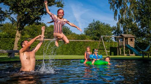 Na corona en hittegolven tot 60 procent meer bestellingen voor zwembaden