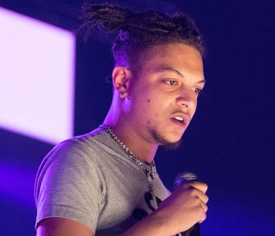 Radio 538 door het stof na 'onhandige' tweet over verslaafde Ronnie Flex