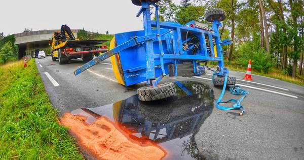 Takelwagen gekanteld in Leende, olie op de weg