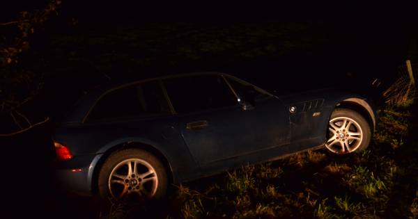 Bestuurder spoorloos na eenzijdig ongeluk in Baak.