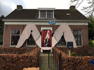 Beentjes de lucht in! Carnavaleske kerstversiering baart opzien