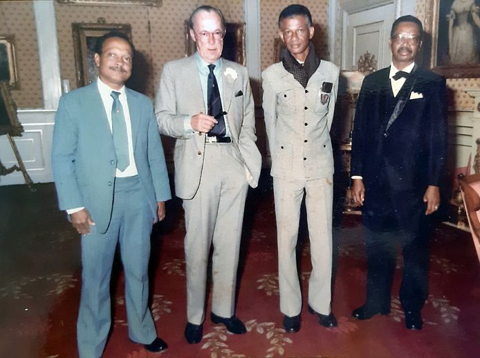 Delegatie van de Federatie Oud-Strijders en Ex-militairen in Suriname, op bezoek bij Prins Bernhard op Paleis Soestdijk (1981 of 1982). Van links naar rechts: Wilfred van Gom, Prins Bernhard, Fred van Russel en dhr. Herfst.