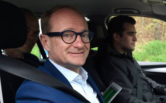 Weyts begraaft kilometerheffing: ‘Gaan het niet door de strot van de Vlaming rammen’