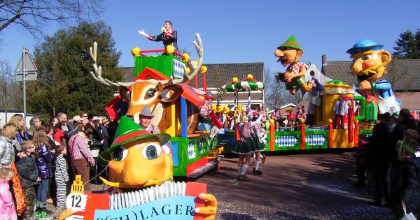 Extra optocht na carnaval in Someren-Eind