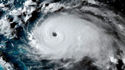 ‘Huizen kunnen herbouwd worden, levens niet’: premier Bahama’s roept toeristen en inwoners op te schuilen voor orkaan Dorian