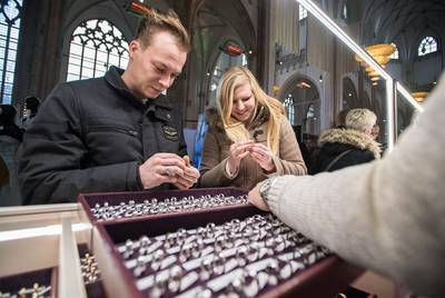 Verlekkeren aan jurken en taarten op trouwbeurs in Eusebiuskerk