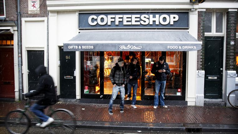 Van der Laan houdt coffeeshops bij scholen open | Het Parool