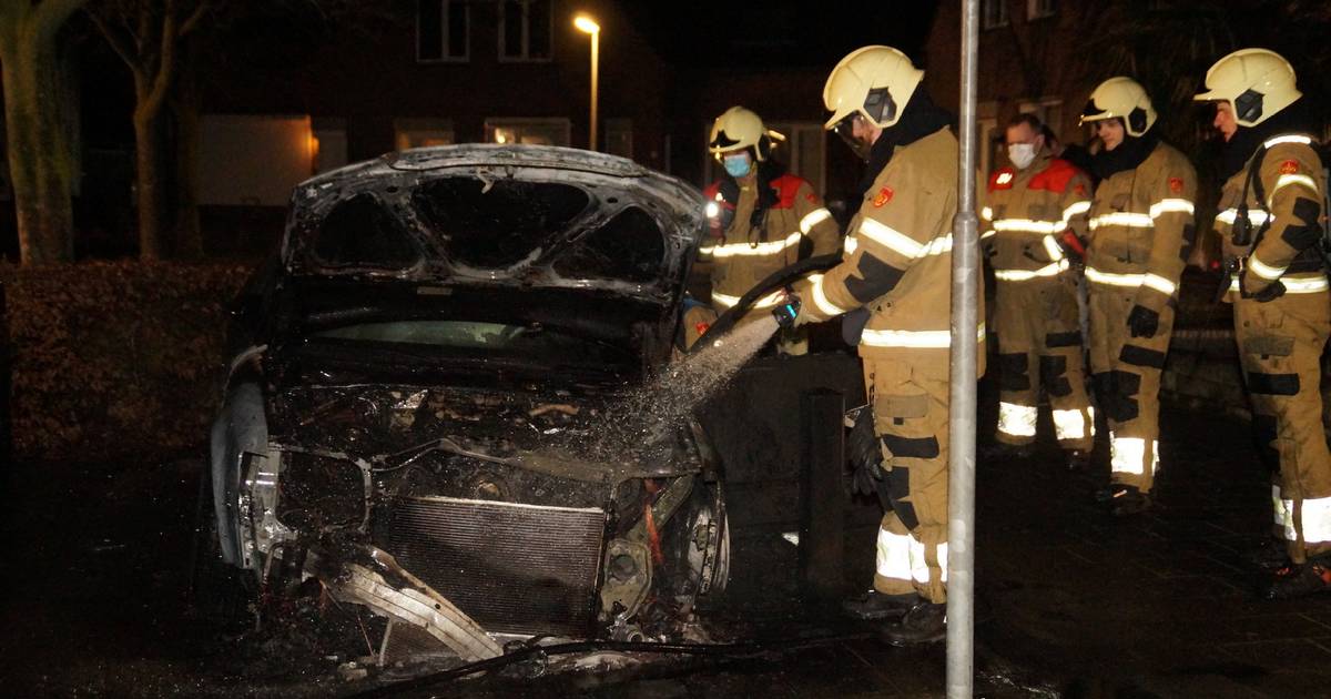 Brandweer kan niet voorkomen dat auto in Vlijmen volledig uitbrandt.