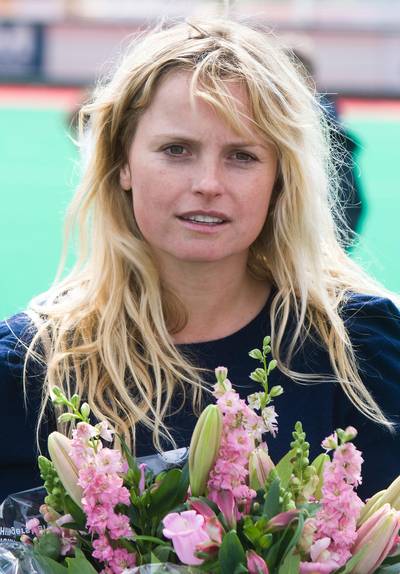 Fatima wappert op strand in haar duster en Dennis’ liefje is boos