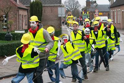 Kleurrijke optocht in Grasduinersdurp