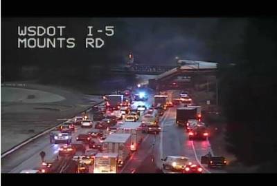 Trein ontspoort en stort op Amerikaanse snelweg: zes doden