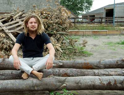 Snelle zakenman, rastafari of toch een oplichter? Wie is de man achter Dream or Donate?