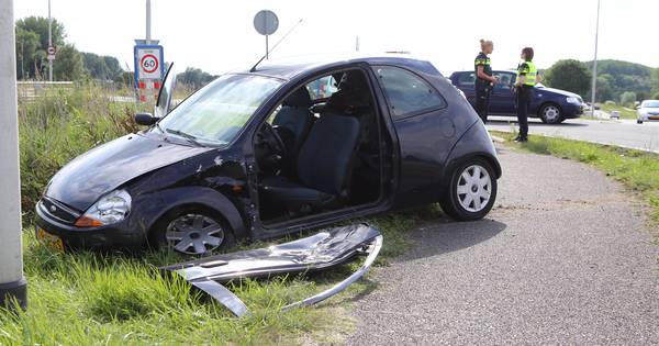 Vrouw raakt bekneld in auto door ongeluk bij Zuilichem; slachtoffer naar het ziekenhuis - BD.nl