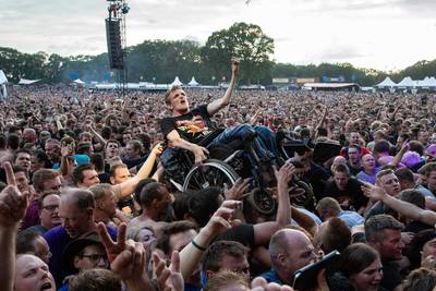 20.000 Normaal-fans høken en brekken erop los bij reünieconcert