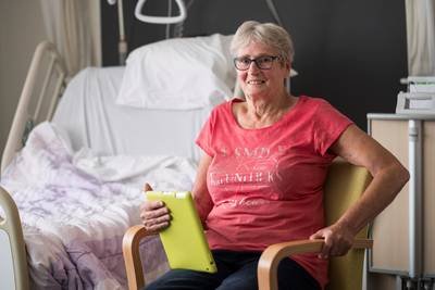 'Pionier vrouwenvoetbal' (75) eindigt in ziekenhuis bij opname