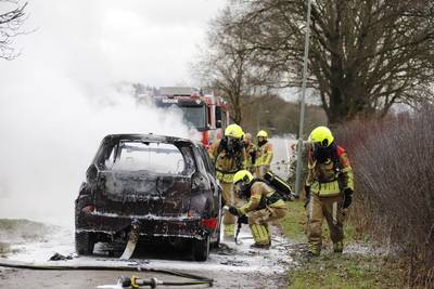 Auto begint spontaan te branden tijdens het rijden in Middelaar