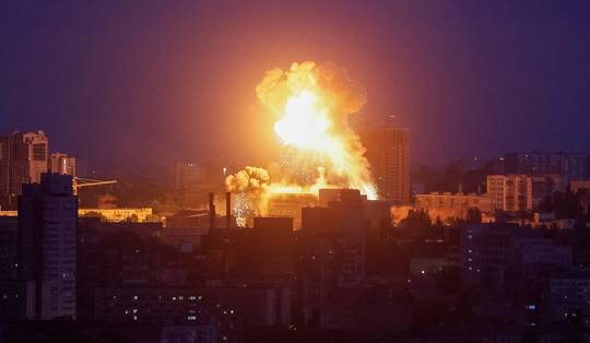 Dode en gewonden bij grootschalige raketaanval op Kiev, mogelijk Oresjnik-raket ingezet