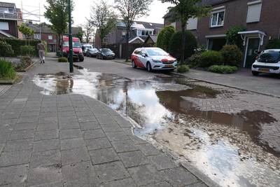 Deken Fickstraat in Ulvenhout onder water na gesprongen leiding