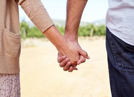 Wendy (42) trouwde met haar pleegbroer