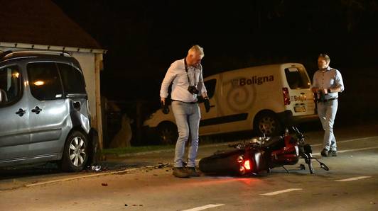 Achtervolging eindigt met dodelijke klap: motorrijder verongelukt na botsing tegen auto in Westouter