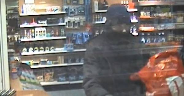 Politie verspreidt beelden van mislukte overval op Dordts tankstation.