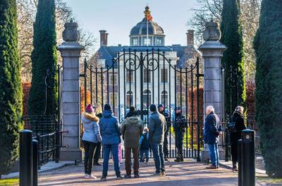 Gluren bij de koninklijke buren: de Oranjes zijn verhuisd