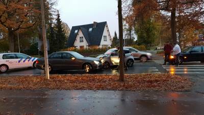 Frontale botsing bij rotonde in Wageningen