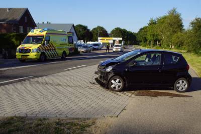 Bestuurder gewond door frontale botsing op de N813 in Wehl