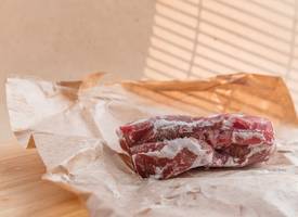 Is je vlees nog bevroren? Zó ontdooi je het in 10 minuten