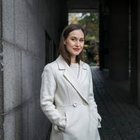 ‘We groeien op met het idee dat het oké is vrouwen continu te beoordelen. Bij mannen doen we dat niet’