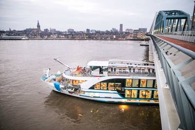 Frontale botsing op de Waal bij Lent, 160 passagiers veilig aan wal