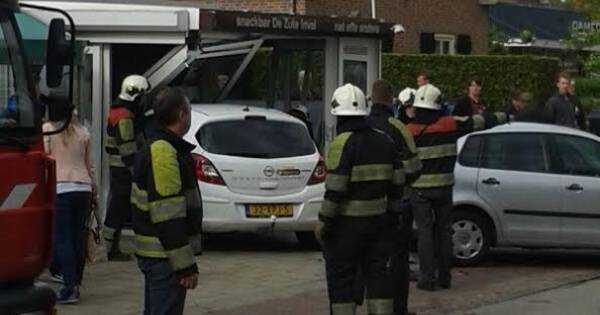 Lesauto knalt snackbar binnen in Opheusden - De Gelderlander