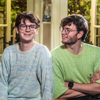 Felix en Timon, zonen van Annick De Wit en pluszonen van Christophe Deborsu: ‘We waren op slag volwassen toen onze vader stierf’