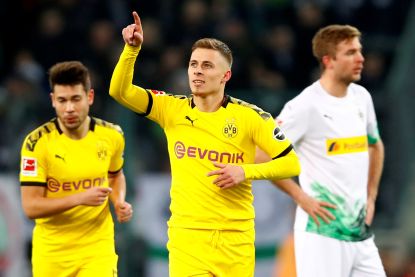 Ook Thorgan Hazard veilt shirt voor KV Oostende: “Bedankt, merci, danke!"