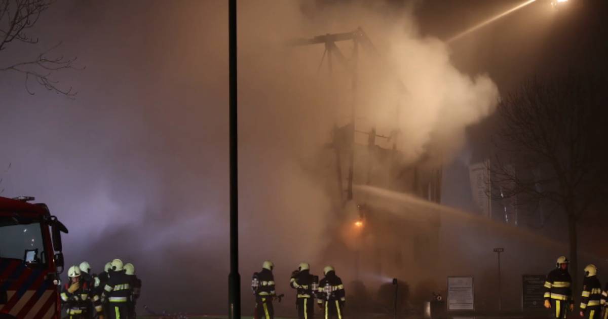 Grote brand bij botenbouwer in Heeg legt pand in de as.