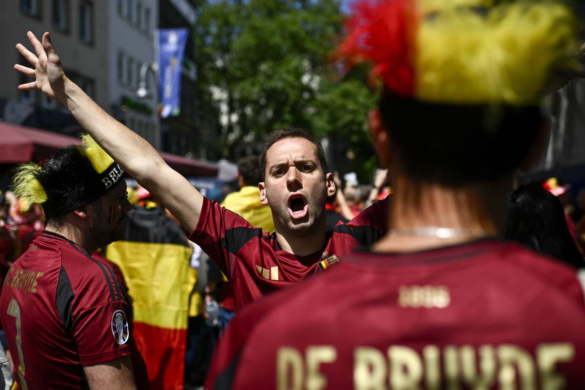 Uitgelaten Belgische fans zetten Keulen op stelten • Winnen de Rode Duivels hun tweede wedstrijd?