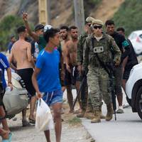 Video’s tonen hoe Spaanse soldaten Marokkaanse migranten in Ceuta mishandelen