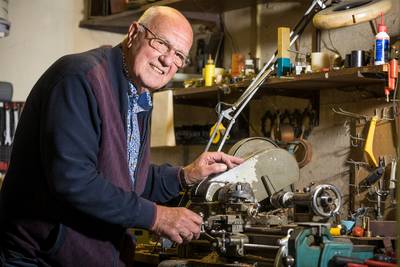 Gerrit (79) maakte trucs voor de absolute goocheltop (en verklapt er één!)