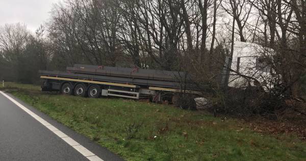 Rijstrook dicht op A50 bij knooppunt Grijsoord na ongeluk met vrachtwagen.
