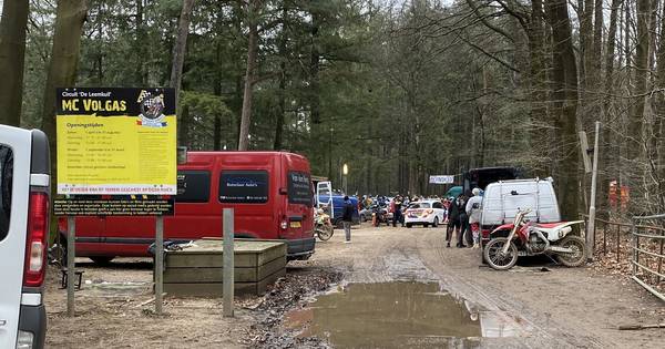 Jonge motorcrosser na ongeluk op wedstrijdbaan in Ermelo naar het ziekenhuis: ‘Het is toch zon honderd kilo dat tegen je aan 