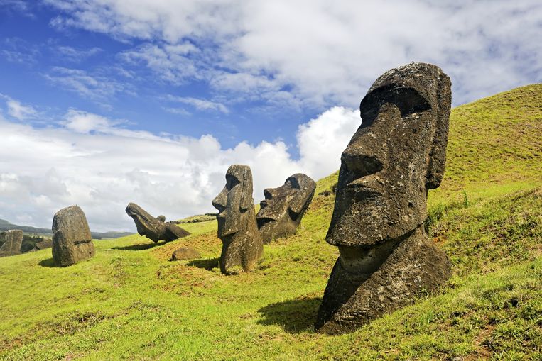 Paaseiland lokt jaarlijks vele toeristen naar zijn kusten, vulkanische landschappen en de wereldberoemde Moai, de gigantische stenen standbeelden.